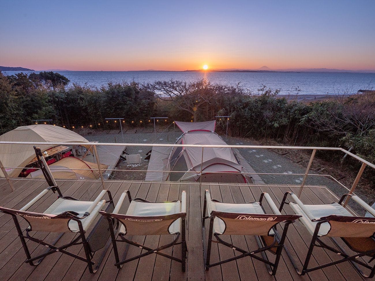 วิวจากชั้น 2 ของอาคารแยกสำหรับแกลมปิ้งในช่วงเย็น