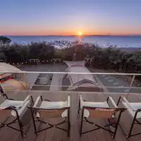 วิวจากชั้น 2 ของอาคารแยกสำหรับแกลมปิ้งในช่วงเย็น