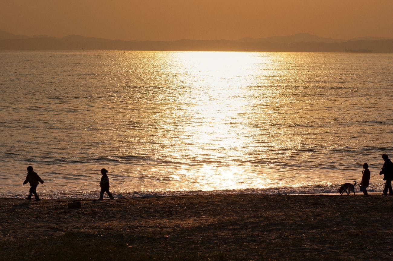พระอาทิตย์ตกและการเดินเล่น จากชายหาดหน้าโรงแรม