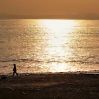 พระอาทิตย์ตกและการเดินเล่น จากชายหาดหน้าโรงแรม