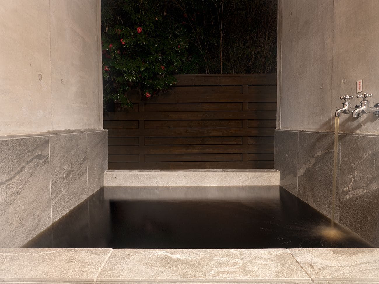 แกลมปิ้งพร้อมอ่างอาบน้ำกลางแจ้ง