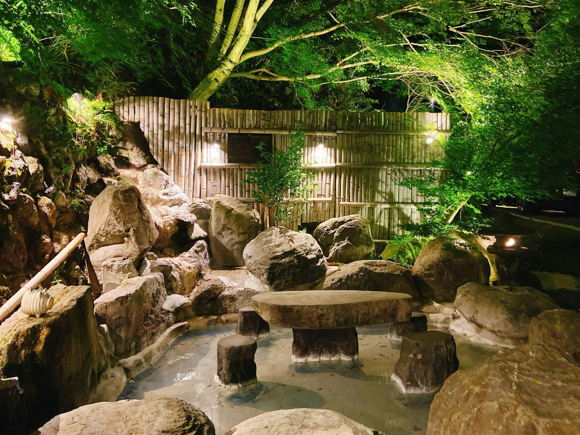 บ่อน้ำแช่เท้าที่สร้างเสร็จหน้าประตูทางเข้า