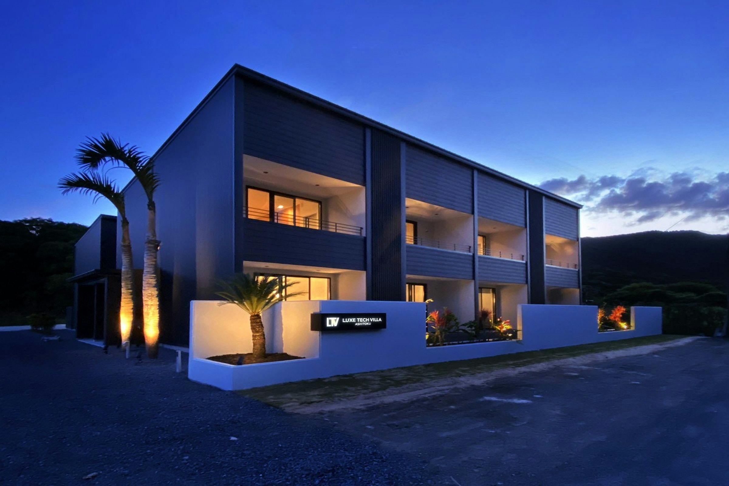 Pemandangan Luar Bangunan (Malam)