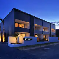 Pemandangan Luar Bangunan (Malam)