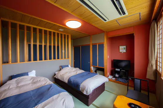 ห้องพักเตียงคู่สไตล์ญี่ปุ่นและตะวันตกพร้อมวิวรถไฟ