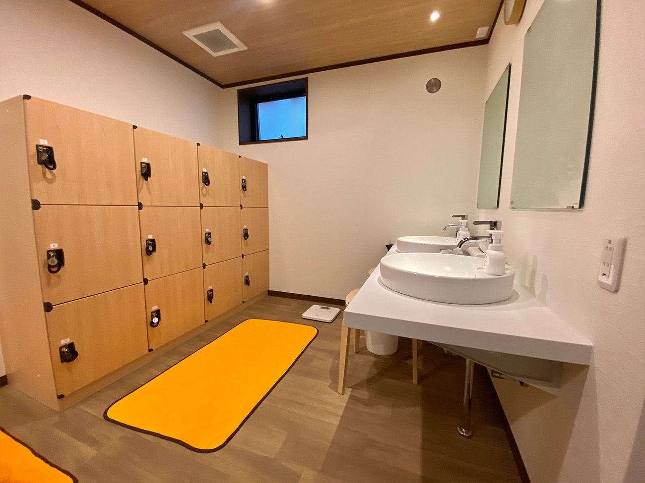 ห้องเปลี่ยนเสื้อผ้าชาย