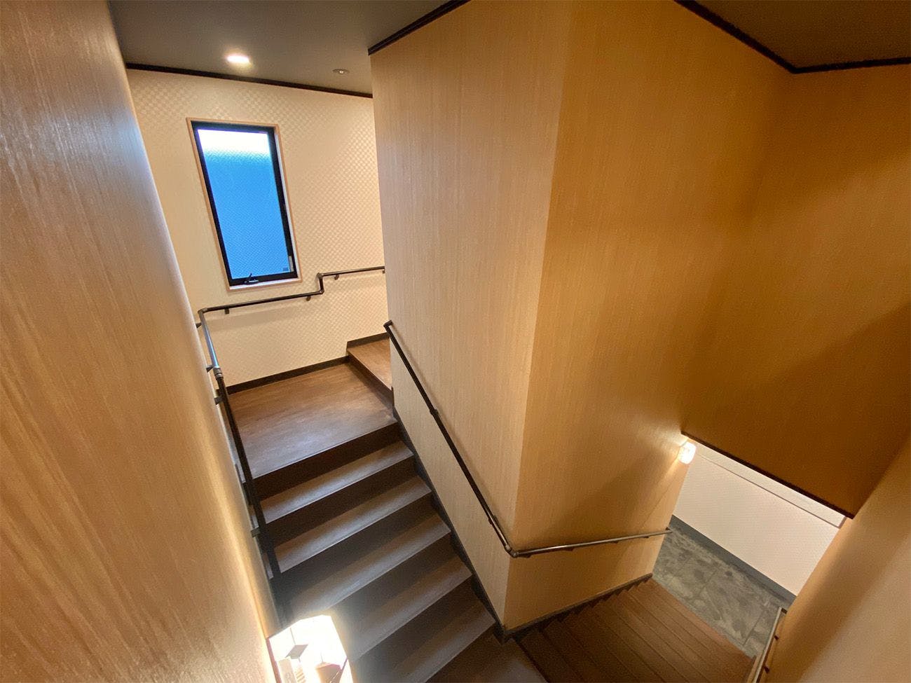 บันไดไปยังห้องพักแบบญี่ปุ่น (มีลิฟต์ด้วย)