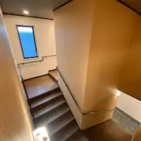 บันไดไปยังห้องพักแบบญี่ปุ่น (มีลิฟต์ด้วย)