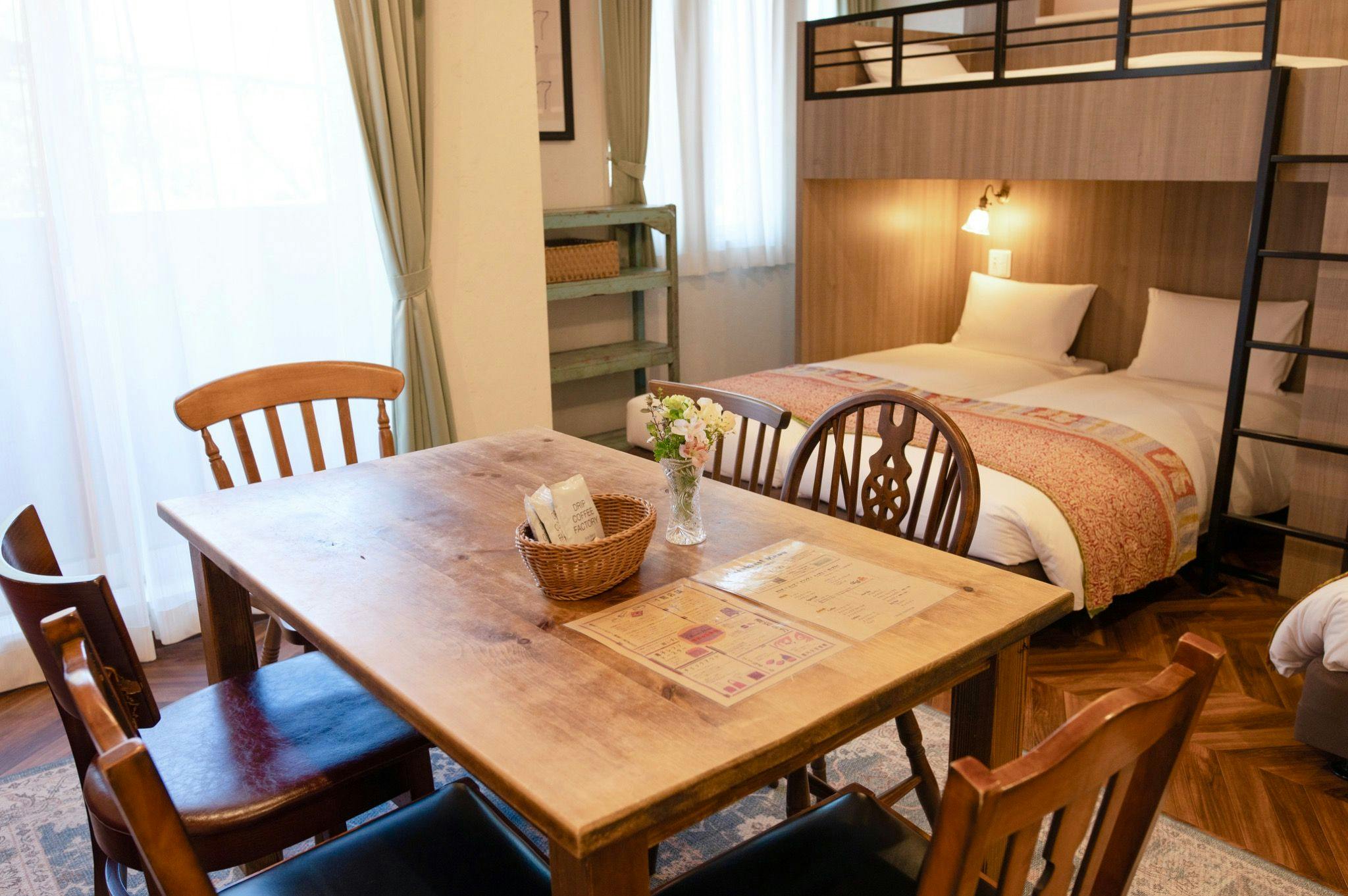 7 Rooms Hotel & Cafe