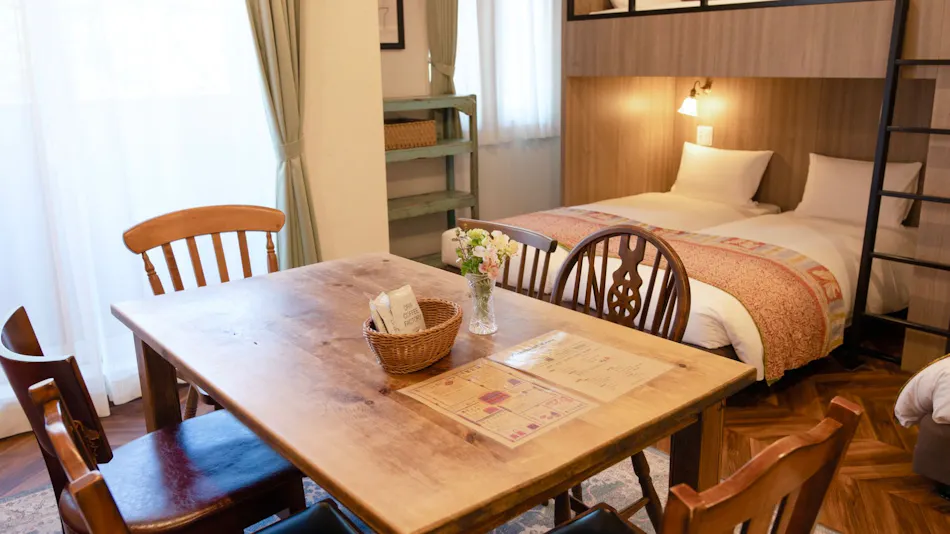 7 Rooms Hotel & Cafe