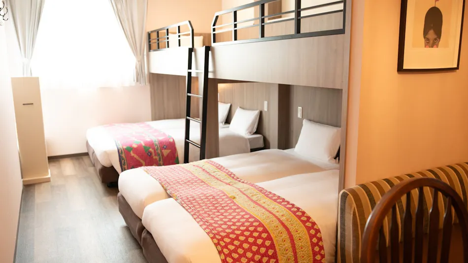 7 Rooms Hotel & Cafe