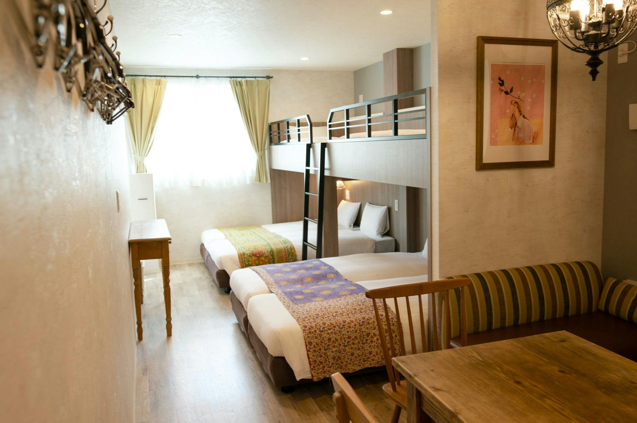7 Rooms Hotel & Cafe