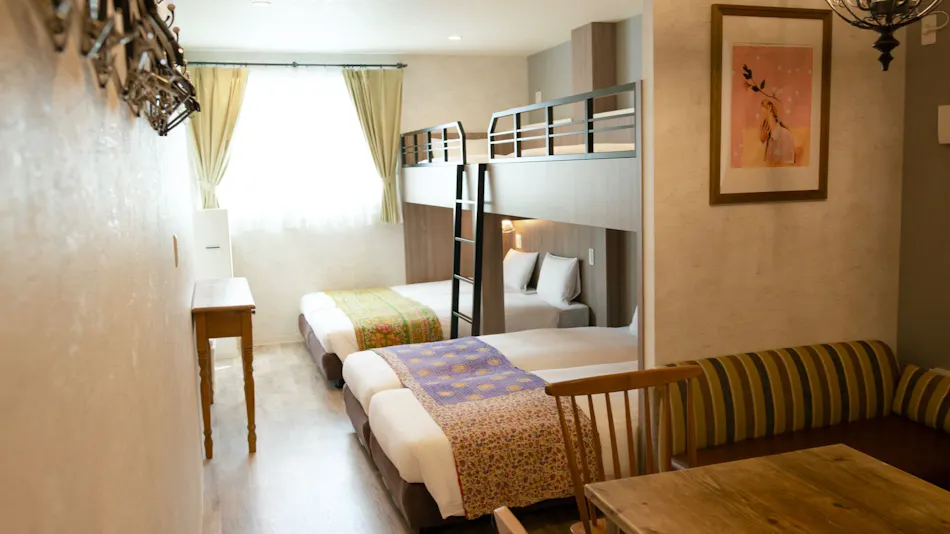 7 Rooms Hotel & Cafe