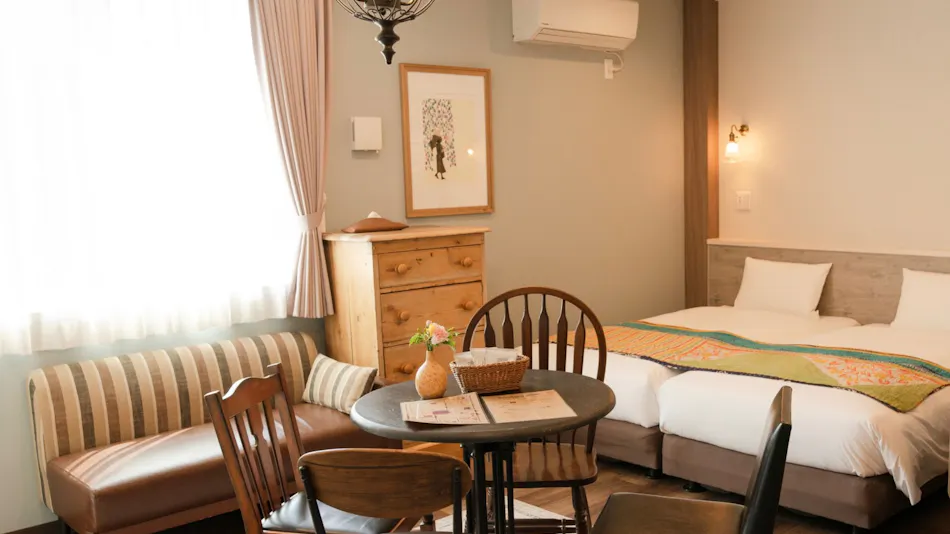 7 Rooms Hotel & Cafe