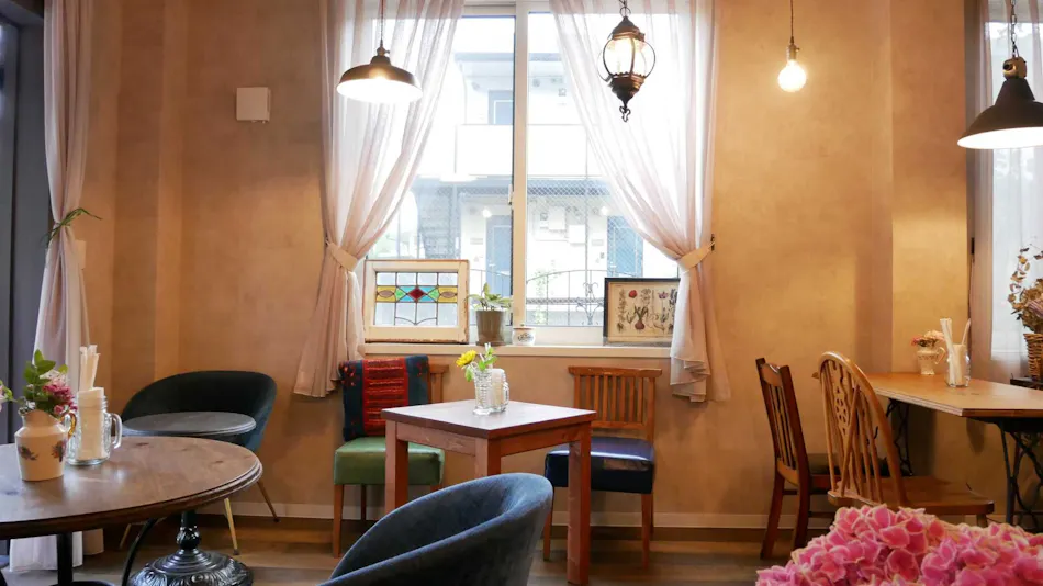 7 Rooms Hotel & Cafe
