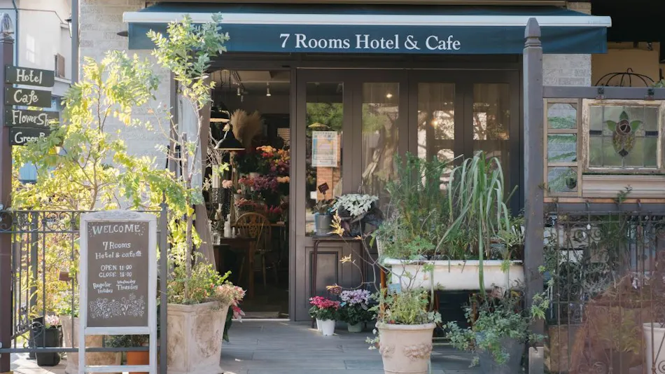 7 Rooms Hotel & Cafe