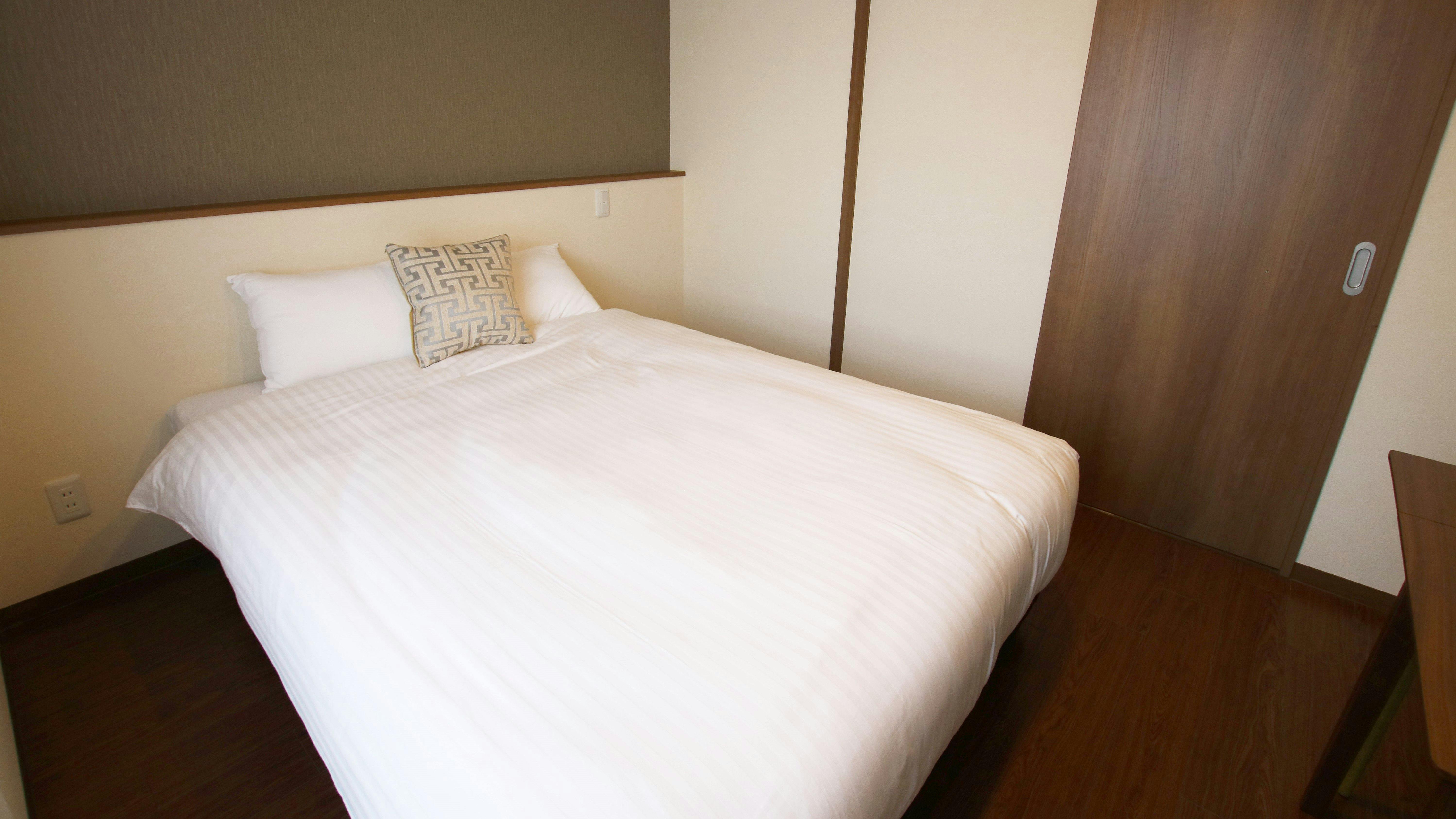 1 Katil Double (Saiz: 140cm×210cm)