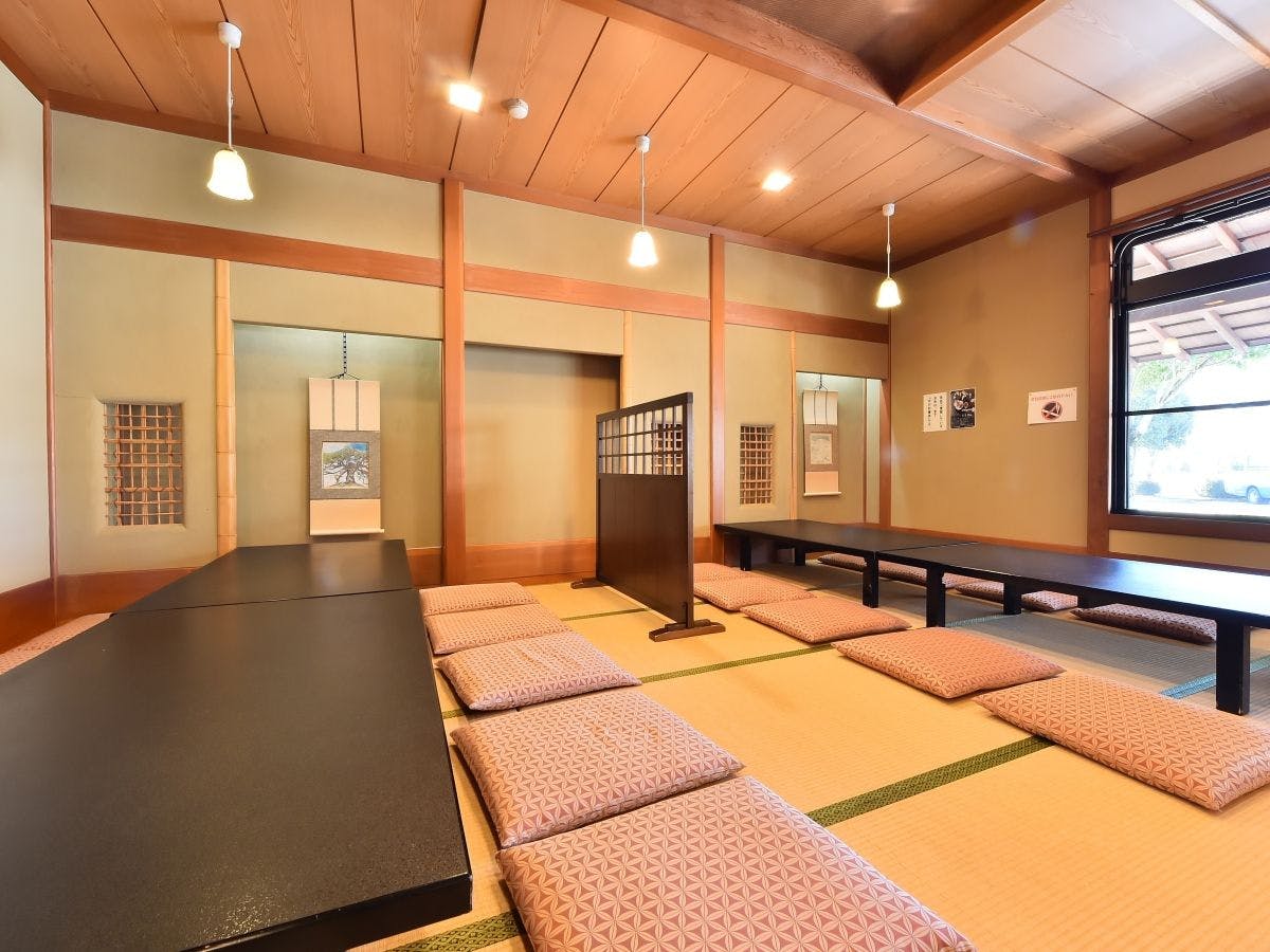 พื้นที่ยกพื้นในห้องอาหาร “Hinoki” ชั้น 1