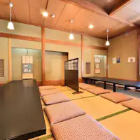 พื้นที่ยกพื้นในห้องอาหาร “Hinoki” ชั้น 1