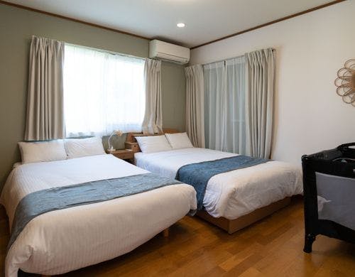 寝室　ダブルベッド２つ　ベビーベッド