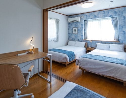 寝室　ダブルベッド２つ