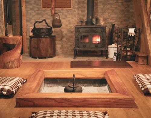 キャンプスペース、川側へ面した半地下室。