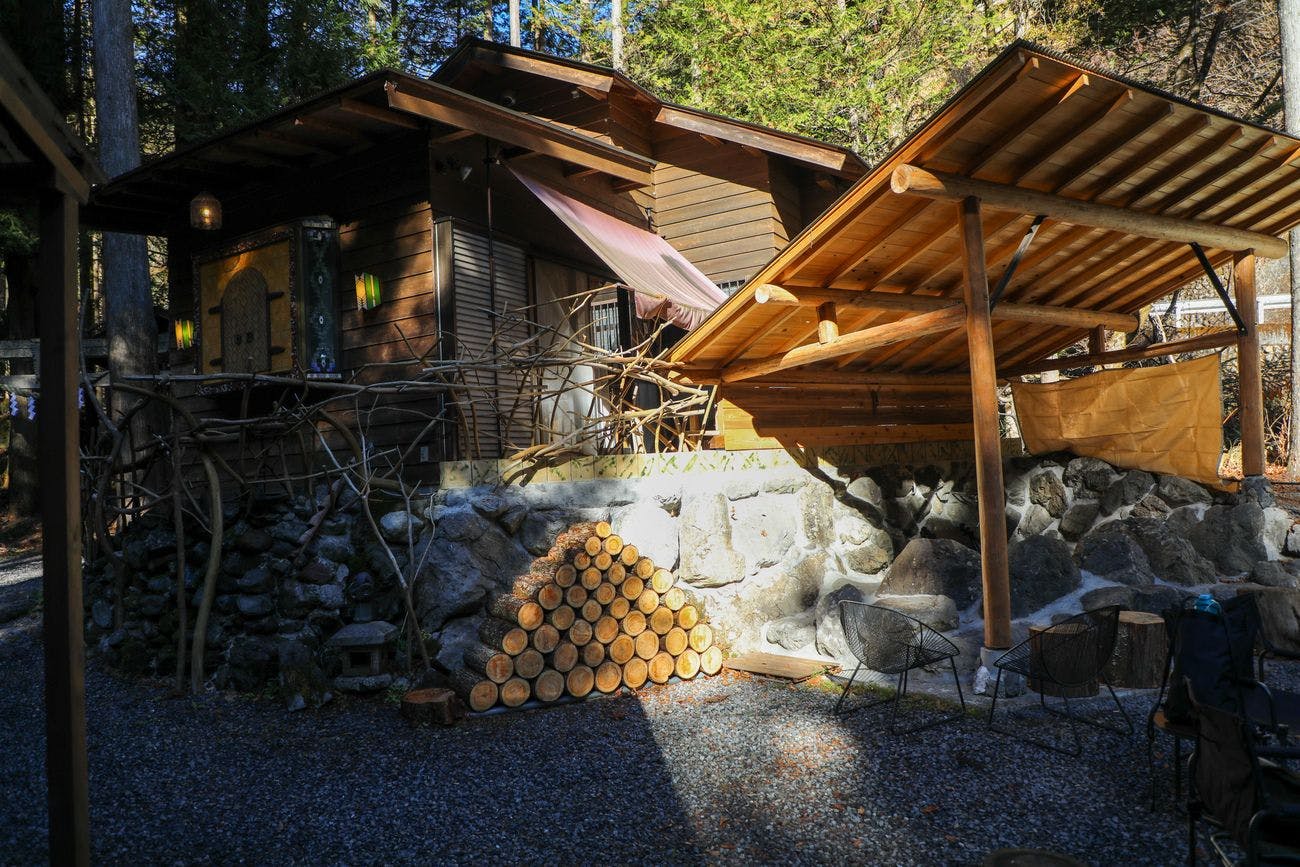 Gedung manajemen dan ruang luar ruangan
