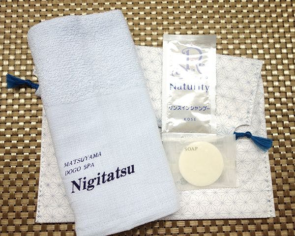 수건, 비누, 샴푸가 들어 있는 파우치.