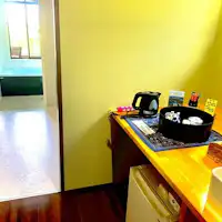 อ่างล้างหน้าและห้องอาบน้ำในห้องพักชั้น 1