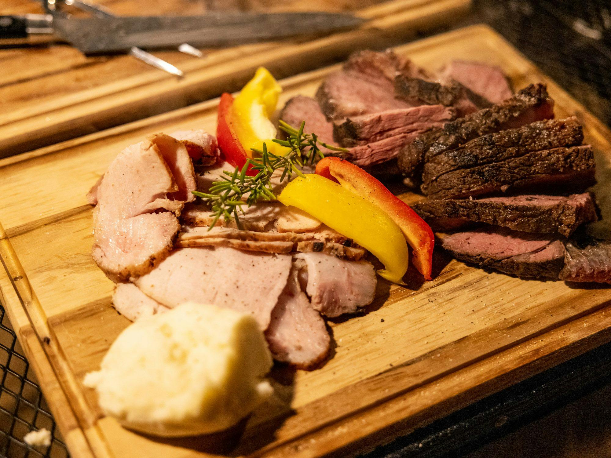 จานหรูที่เต็มไปด้วยรสชาติอันเข้มข้นของเนื้อ