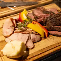 จานหรูที่เต็มไปด้วยรสชาติอันเข้มข้นของเนื้อ