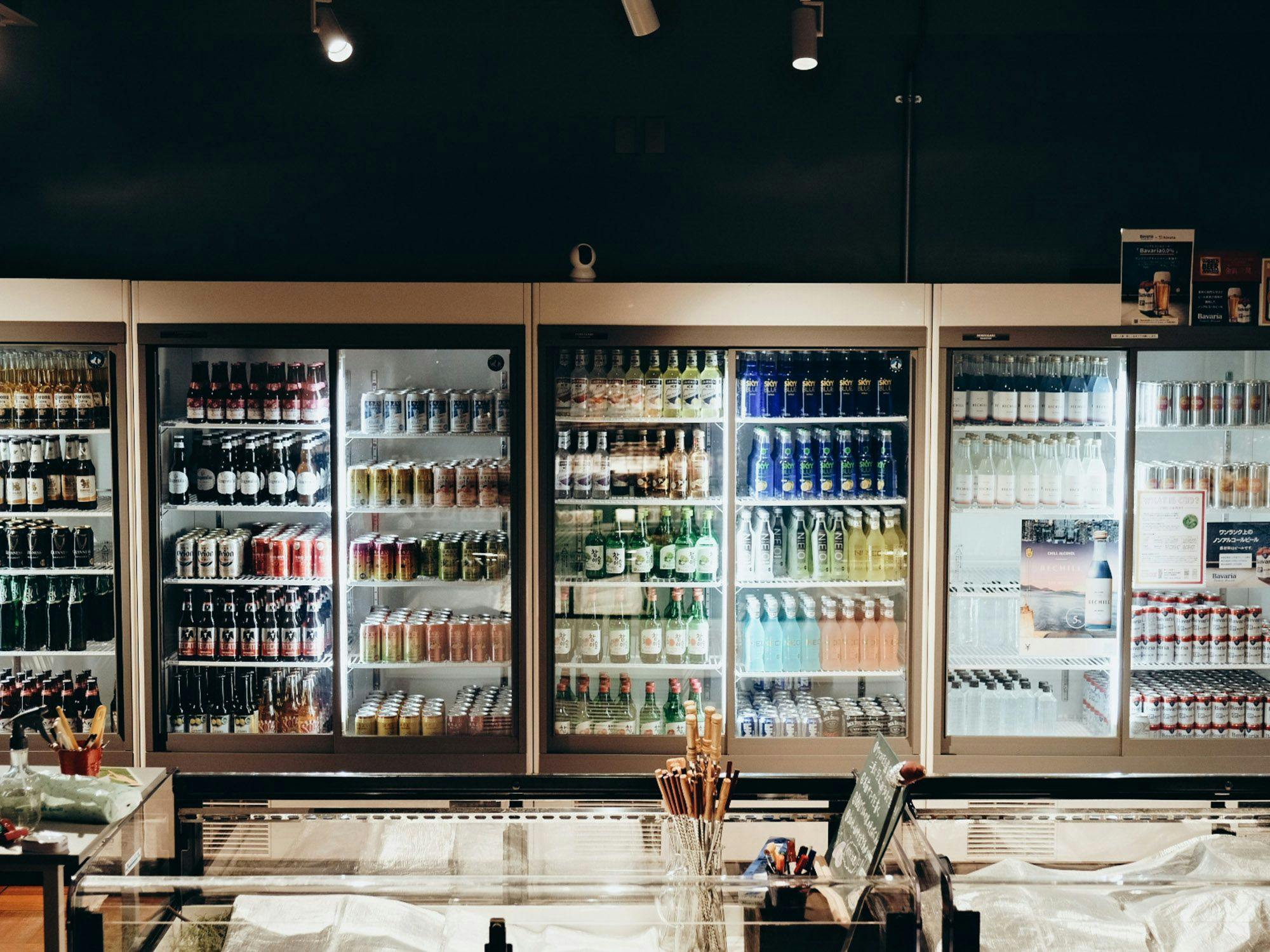 ตู้เย็นมีเครื่องดื่มเรียงราย