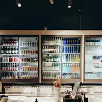 ตู้เย็นมีเครื่องดื่มเรียงราย