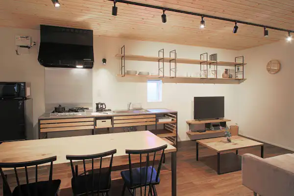 【Tingkat 2: Ruang Tamu dan Ruang Makan】