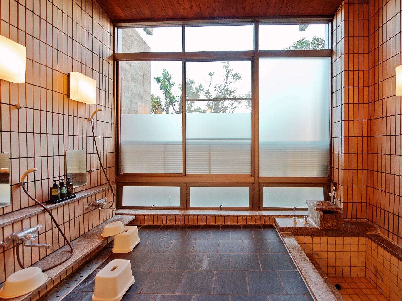 น้ำพุร้อนธรรมชาติของ BLOOM