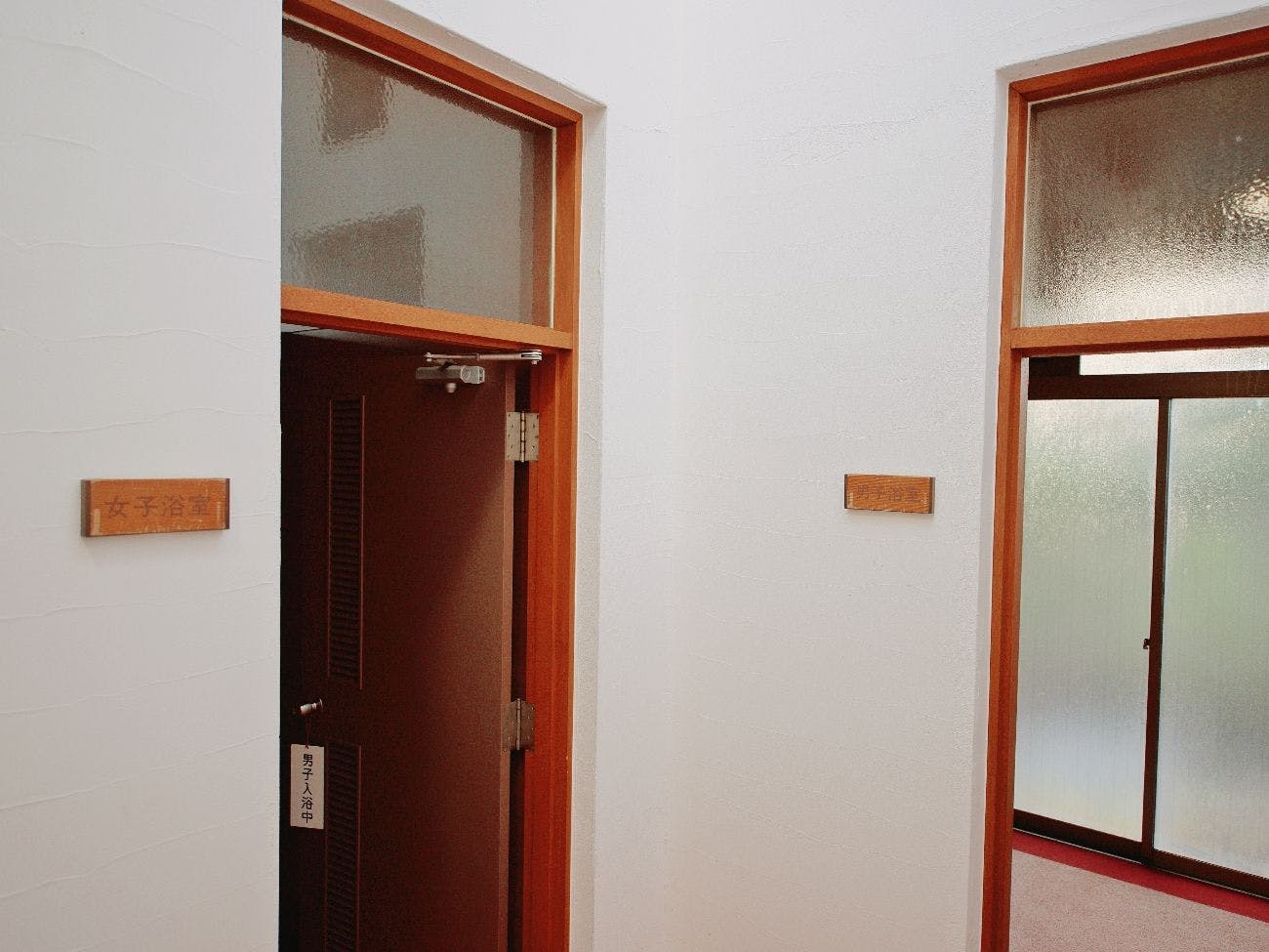 น้ำพุร้อนธรรมชาติของ BLOOM