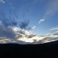 아시타카 산 너머로 보이는 노을입니다.