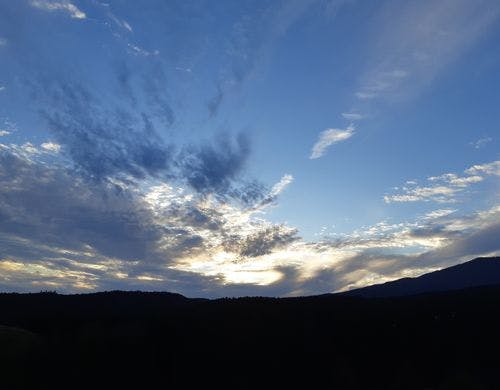 愛鷹山越しに見える夕焼けです