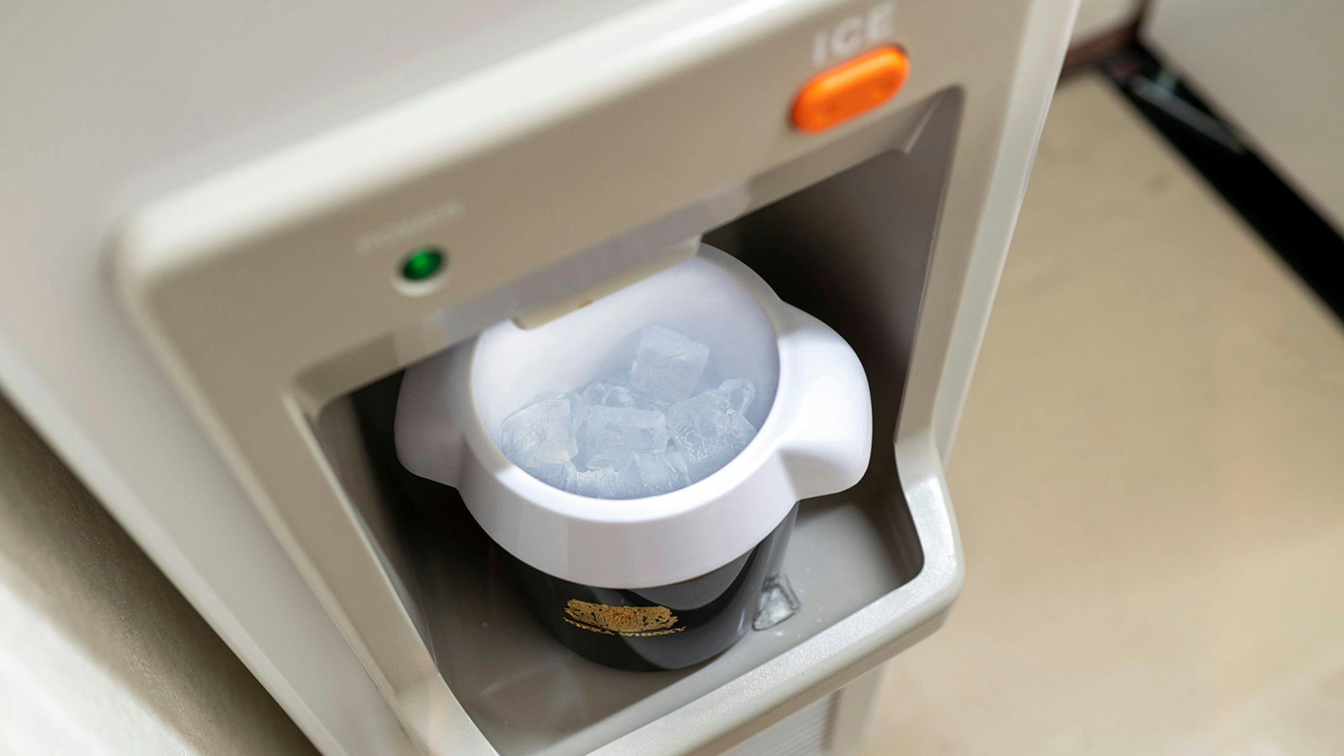 เครื่องทำน้ำแข็ง (3.7F)