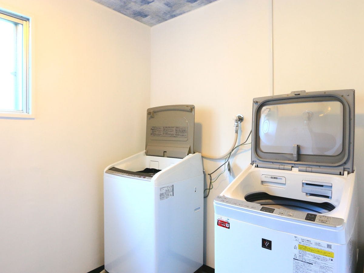 Kami memiliki 2 mesin cuci.