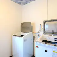 Kami memiliki 2 mesin cuci.