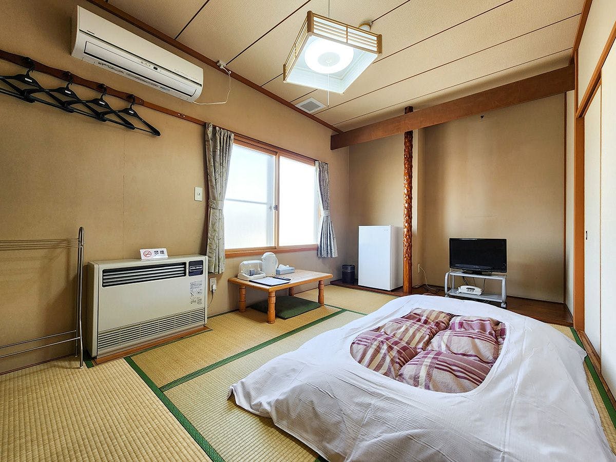 Kamar bergaya Jepang (Dilarang Merokok) tanpa bak mandi dan toilet, 6 tatami.