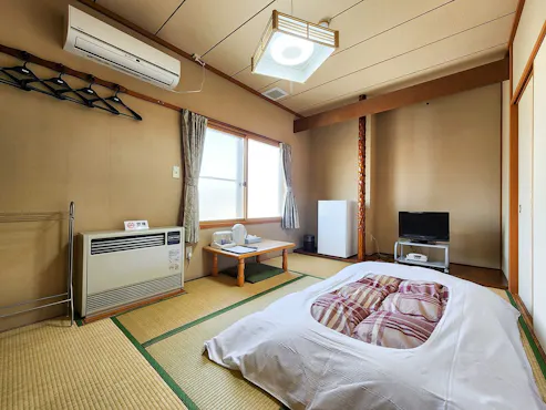 Kamar bergaya Jepang (Dilarang Merokok) tanpa bak mandi dan toilet, 6 tatami.