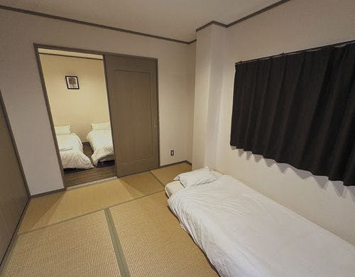 【禁煙】ダブルベッド2台+シングルベッド1