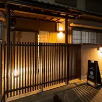 Eksterior (papan nama di depan bangunan)