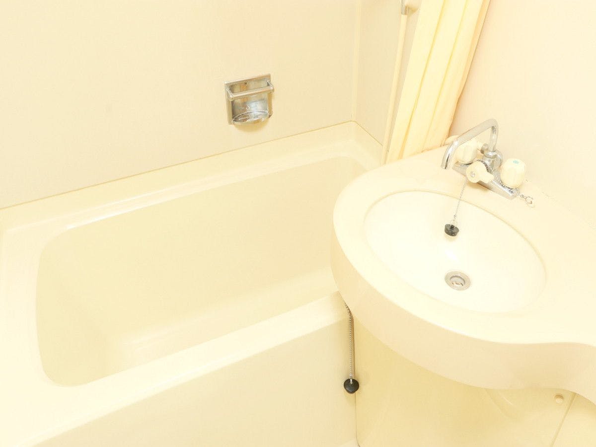 Bilik mandi dan tandas gabungan*