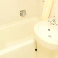 Bilik mandi dan tandas gabungan*