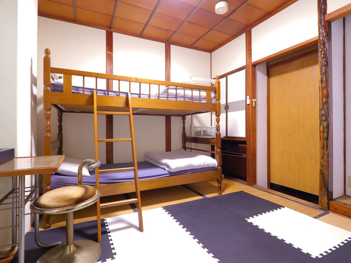 โรงแรมที่พักไคฟุ ห้องพักสไตล์ญี่ปุ่นเตียงสองชั้น พร้อมอ่างอาบน้ำ