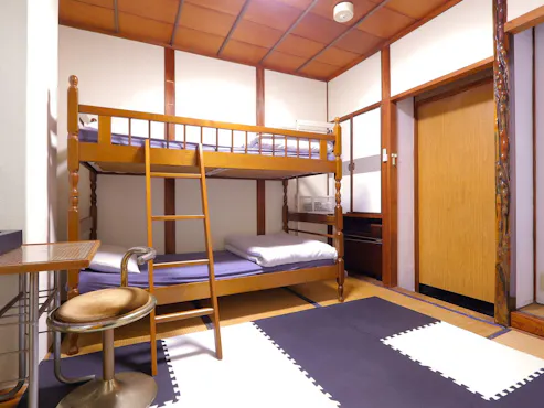 โรงแรมที่พักไคฟุ ห้องพักสไตล์ญี่ปุ่นเตียงสองชั้น พร้อมอ่างอาบน้ำ