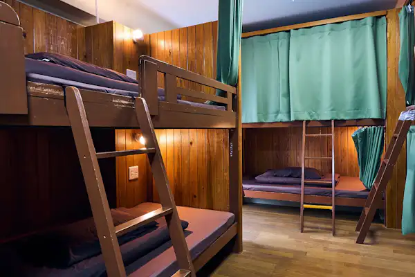 หอพักรวมสำหรับผู้ชายเท่านั้น